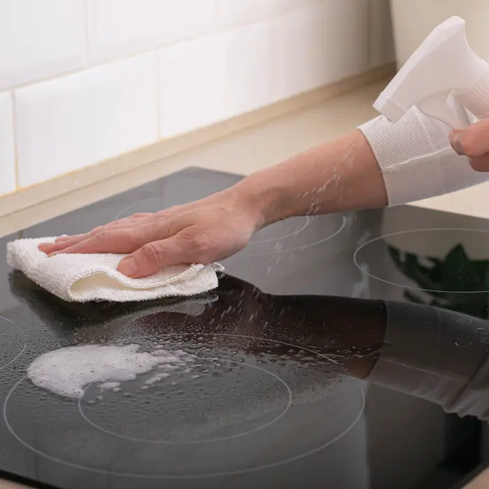 Profitez d'une propreté éclatante au quotidien avec ISL Nettoyage. Techniques expertes pour un nettoyage minutieux de vos surfaces de cuisine.