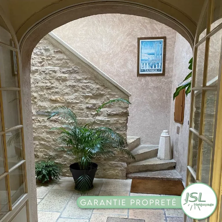 Découvrez nos services de nettoyage haut de gamme à Mâcon. Expertise et qualité garanties pour un intérieur impeccable et sain. Interventions rapides et discrètes. Devis gratuit!